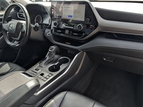 Used 2023 Toyota Highlander XLE AWD/4WD image 34