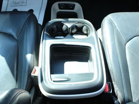 Used 2021 Chrysler Pacifica Touring-L FWD image 29