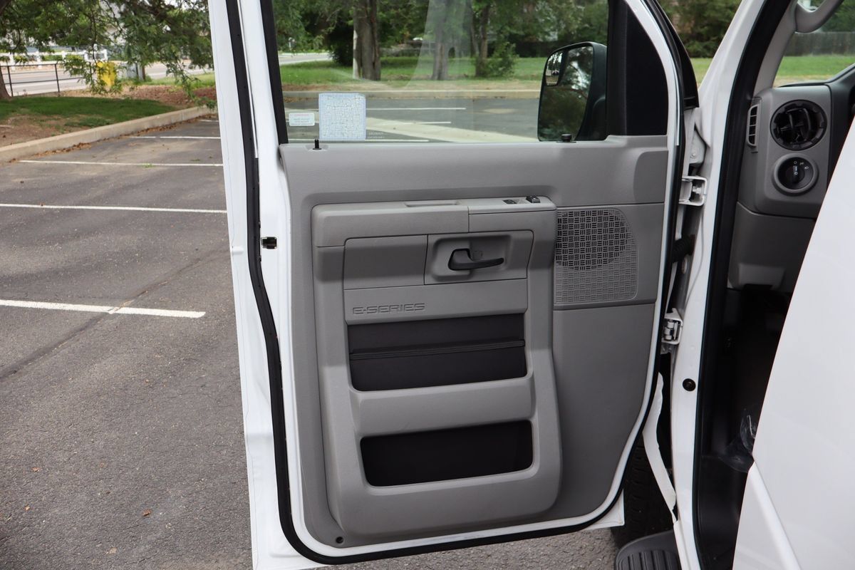 Used 2010 Ford E-350 and Econoline 350 XLT RWD image 24
