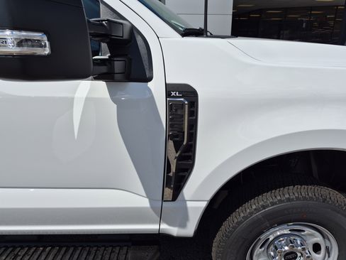 New 2026 Ford F250 XL w/ FX4 Off-Road Package image 9