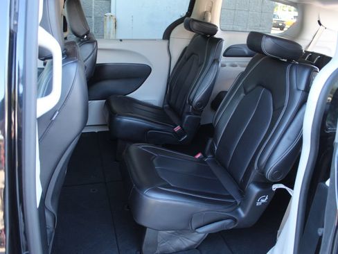 Used 2023 Chrysler Pacifica Touring-L FWD image 31