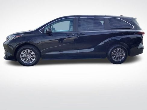 Used 2025 Toyota Sienna LE image 7