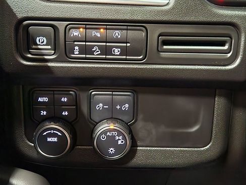 Used 2024 Chevrolet Suburban Z71 w/ Luxury Package image 42