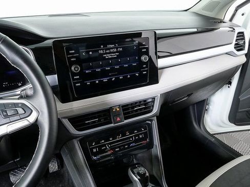 Certified 2025 Volkswagen Taos SE image 7