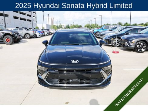 Used 2025 Hyundai Sonata Limited FWD image 2