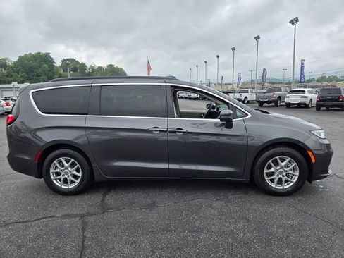 Used 2022 Chrysler Pacifica Touring-L FWD image 8