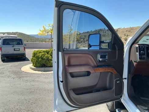 Used 2017 Chevrolet Silverado 1500 High Country image 18