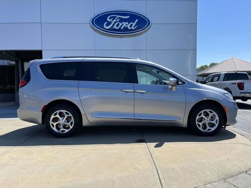 Used 2021 Chrysler Pacifica Limited AWD/4WD image 3