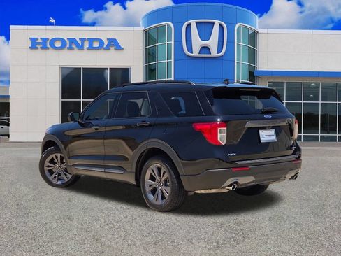 Used 2021 Ford Explorer XLT w/ Equipment Group 202A AWD/4WD image 5