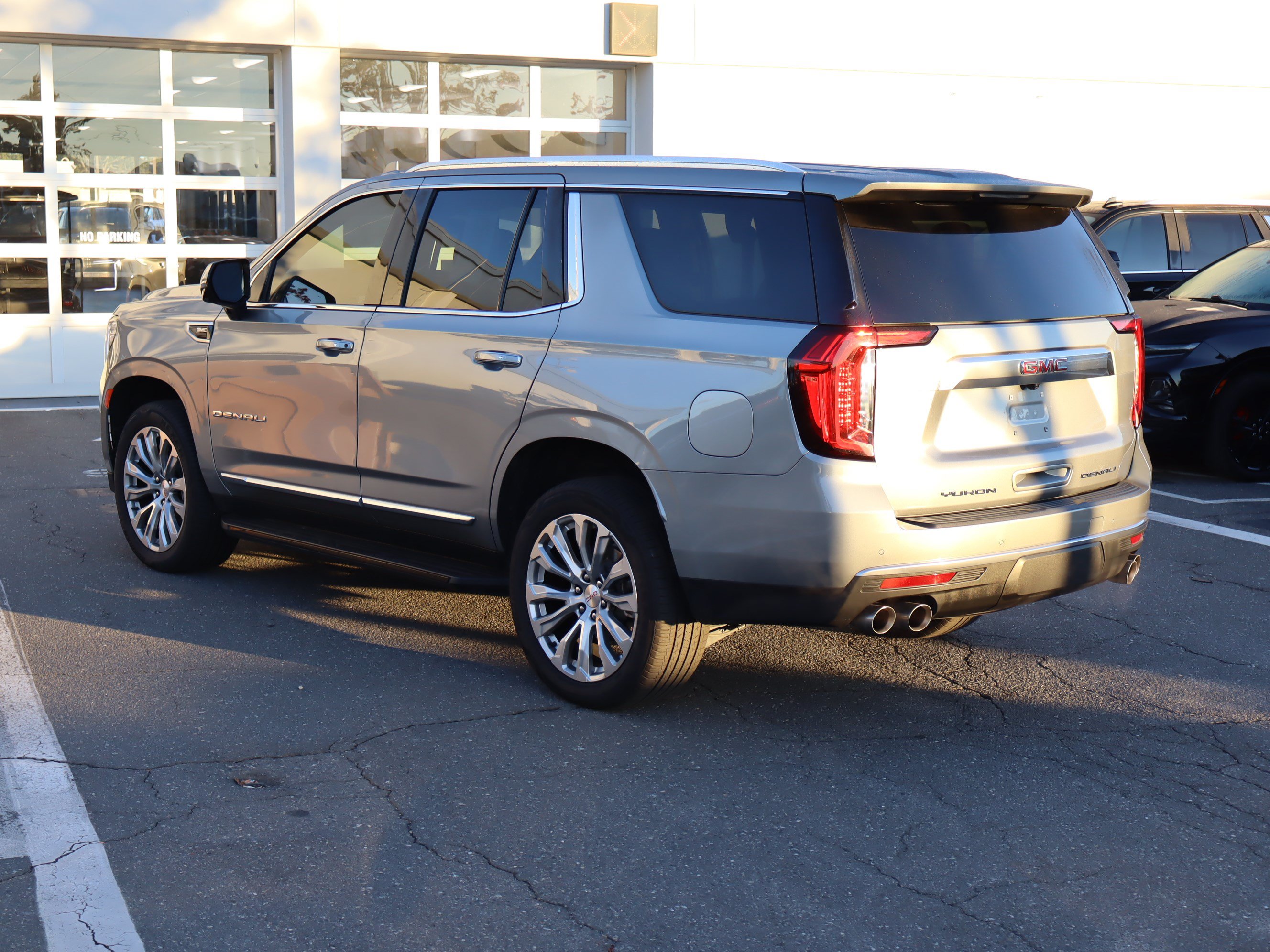Used 2024 GMC Yukon Denali RWD image 8