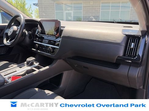 Used 2025 Nissan Pathfinder SV FWD image 32
