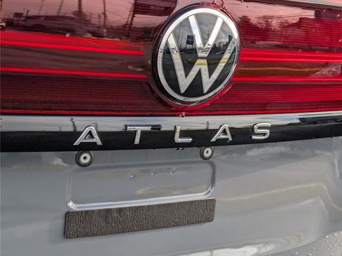 Used 2024 Volkswagen Atlas Peak Edition SE image 9