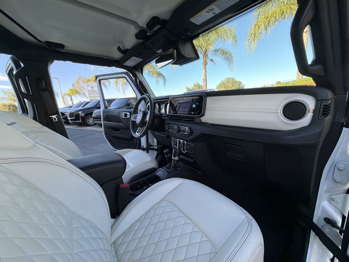 Used 2024 Jeep Wrangler Unlimited Sahara w/ Technology Group AWD/4WD image 22