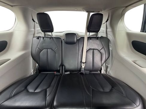 Used 2023 Chrysler Pacifica Touring-L image 33