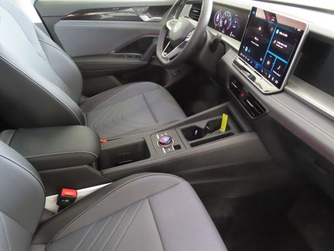 New 2026 Volkswagen Tiguan SE AWD/4WD image 26
