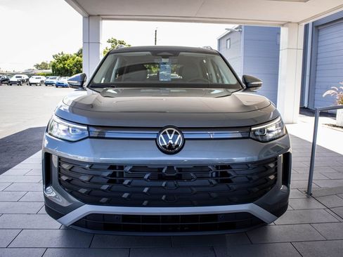 Certified 2025 Volkswagen Tiguan SE image 8