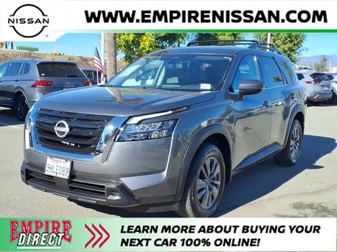 Used 2023 Nissan Pathfinder SV image 1