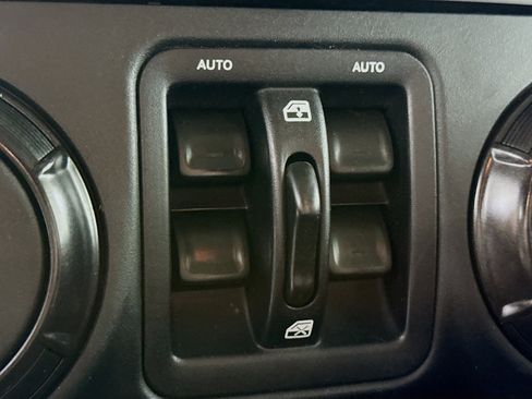 Used 2018 Jeep Wrangler Unlimited Rubicon w/ Connectivity Group image 22