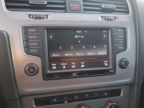 Used 2016 Volkswagen Golf SE image 17