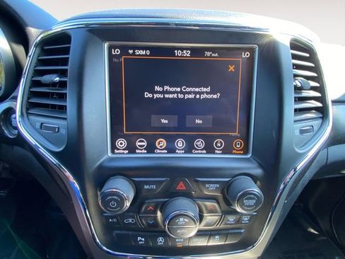 Used 2018 Jeep Grand Cherokee Altitude image 24