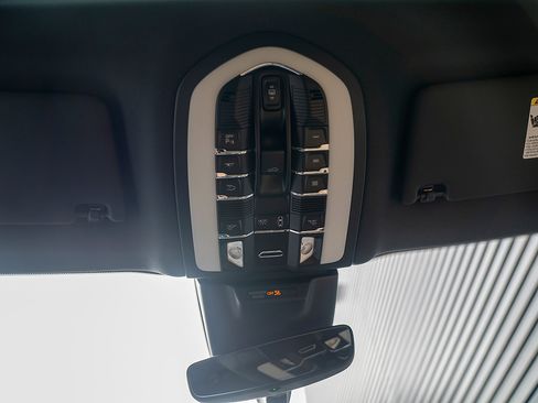 Certified 2026 Porsche Macan AWD/4WD image 10