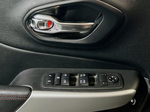 Used 2018 Jeep Cherokee Trailhawk AWD/4WD image 14