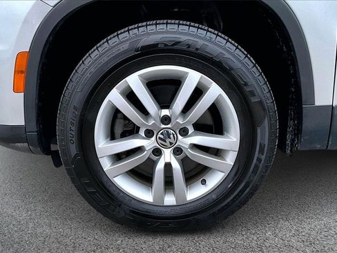Used 2017 Volkswagen Tiguan S image 32
