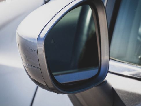 Used 2019 Chrysler Pacifica Touring-L image 4