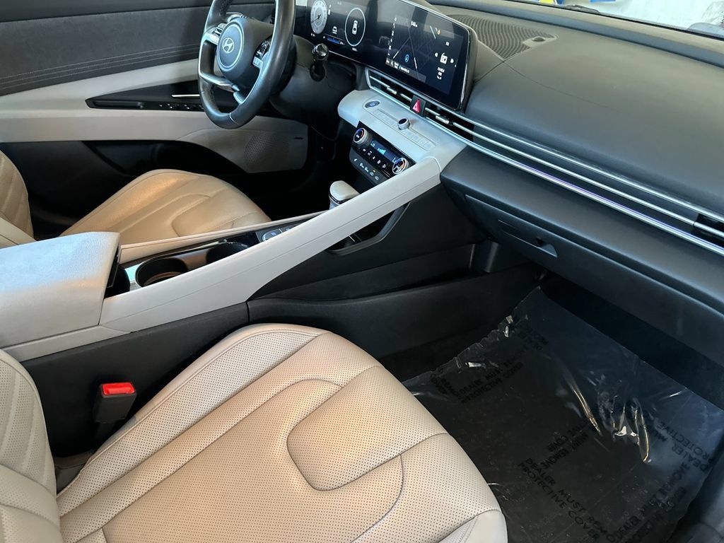 Used 2025 Hyundai Elantra Limited FWD image 14
