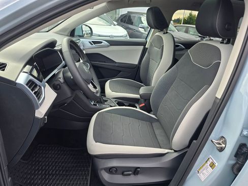 New 2025 Volkswagen Taos SE image 19