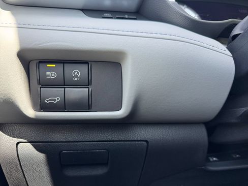 Used 2024 Toyota Highlander XLE AWD/4WD image 28