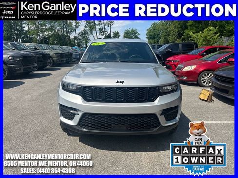 Used 2025 Jeep Grand Cherokee Altitude w/ Trailer Tow Package AWD/4WD image 2