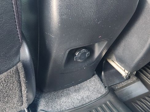 Used 2018 Toyota RAV4 SE image 38