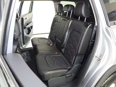 Used 2025 Volkswagen Atlas SE FWD image 21