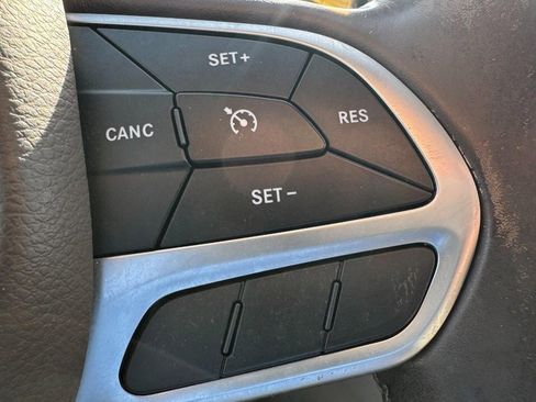 Used 2018 Chrysler Pacifica Touring-L image 17