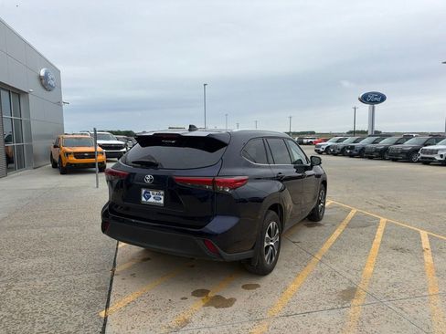 Used 2022 Toyota Highlander XLE AWD/4WD image 7
