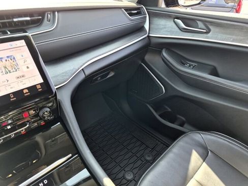 Used 2022 Jeep Grand Cherokee Limited image 29