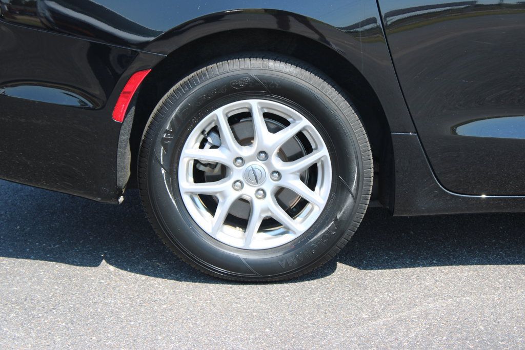 Used 2025 Chrysler Pacifica Select FWD image 13