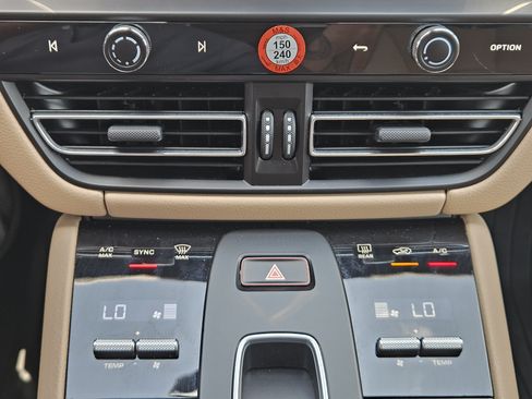 Certified 2026 Porsche Macan AWD/4WD image 19