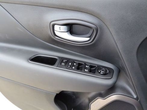 Used 2023 Jeep Renegade Latitude image 16