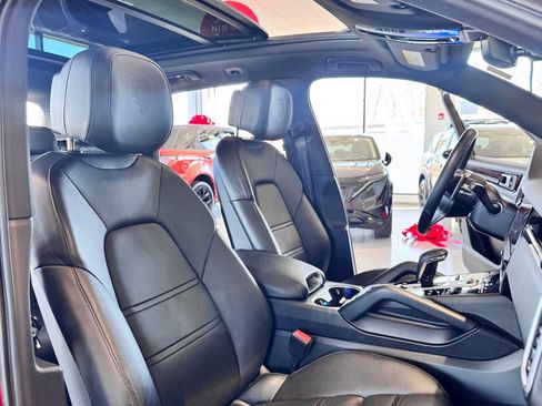 Used 2023 Porsche Cayenne Platinum Edition image 10