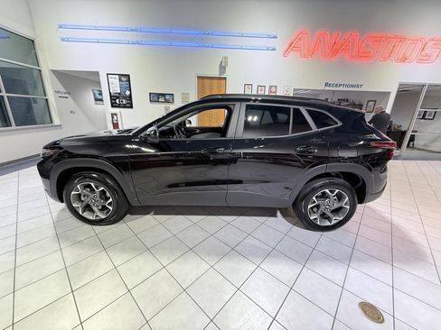 Used 2025 Chevrolet Trax LT w/ LT Convenience Package image 4