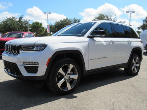 Certified 2025 Jeep Grand Cherokee Limited w/ Luxury Tech Group II AWD/4WD image 3