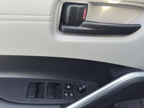 Used 2022 Toyota Corolla Cross L image 16