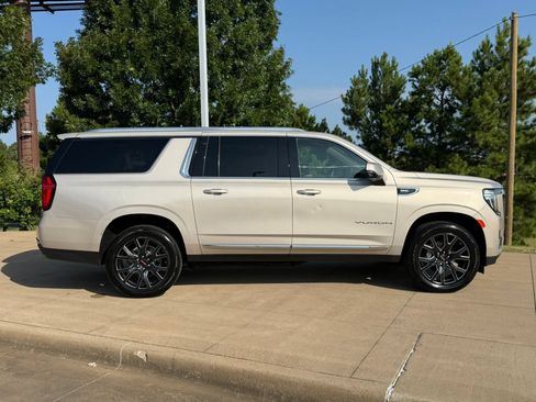Used 2023 GMC Yukon XL SLT w/ SLT Luxury Package RWD image 7