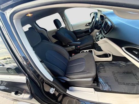 Used 2020 Chrysler Voyager L FWD image 27