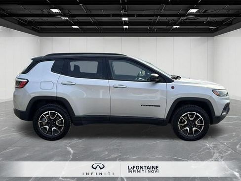 Used 2025 Jeep Compass Trailhawk image 9