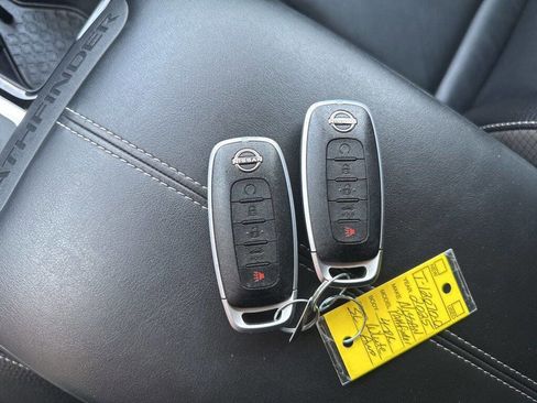Used 2025 Nissan Pathfinder SL AWD/4WD image 38