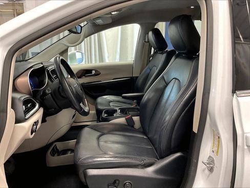 Used 2018 Chrysler Pacifica Touring-L FWD image 10