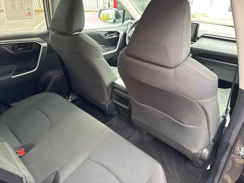 Used 2020 Toyota RAV4 LE image 21